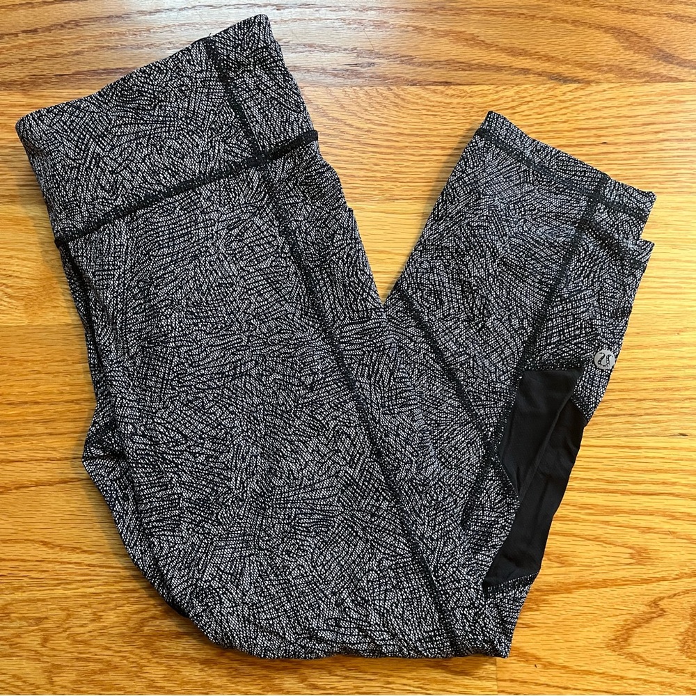 Lululemon black and white geometric pattern cropped leggings size 6